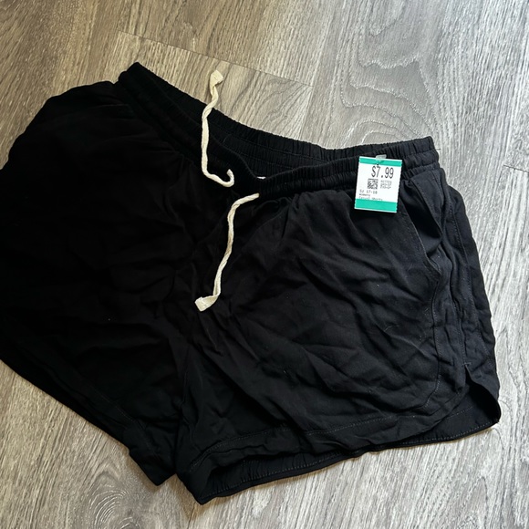 Simple black shorts - Picture 1 of 3